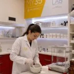 Φαρμακοποιός MY35 Pharmacy συμβουλεύει πελάτισσα για γαληνικά σκευάσματα στο εργαστήριο MY35 LAB Καλλιθέα